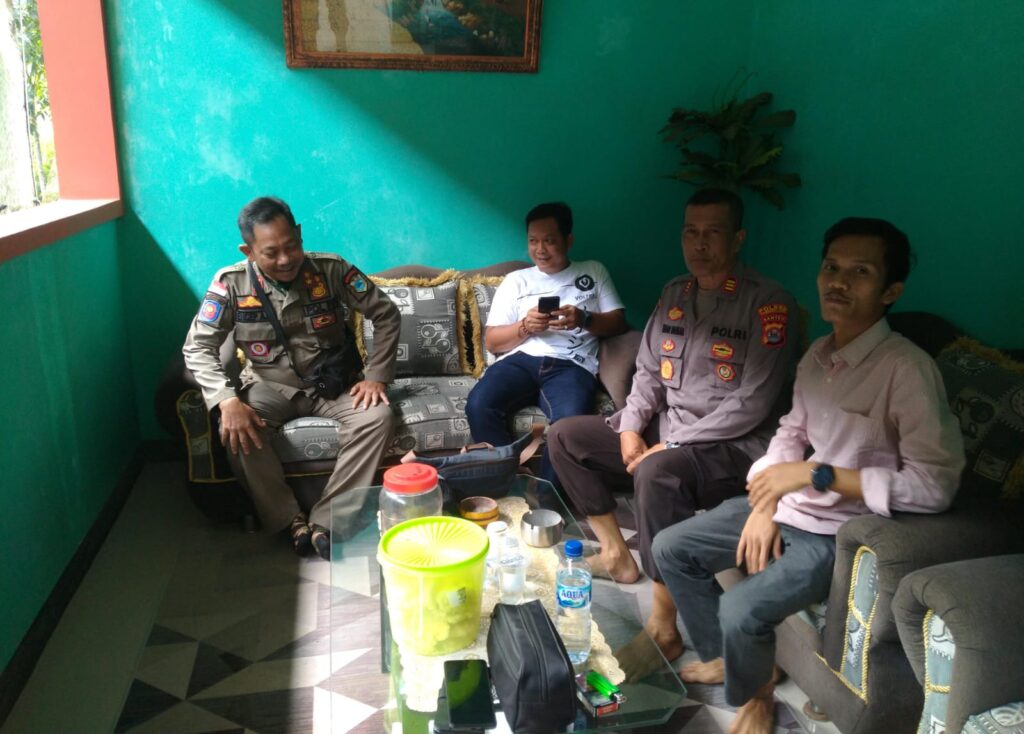 Kapolsek Angsana Sambangi Masyarakat Desa Padaherang 9 WhatsApp Image 2024 08 04 at 22.35.13