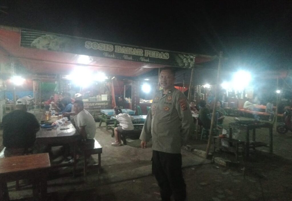 Polsek Labuan Intensifkan Kegiatan Sambang Malam untuk Tingkatkan Kamtibmas 7 WhatsApp Image 2024 08 05 at 00.23.17