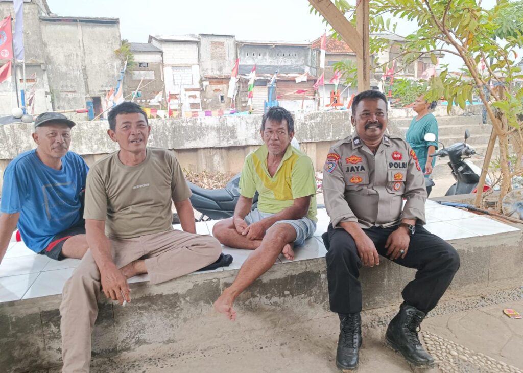 Polsek Labuan Gelar Patroli Dialogis untuk Tingkatkan Kamtibmas dan Kedekatan dengan Masyarakat 8 WhatsApp Image 2024 08 05 at 00.27.25