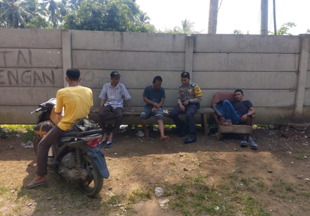 Bhabinkamtibmas Polsek Labuan Intensifkan Kegiatan Sambang untuk Tingkatkan Kamtibmas 9 WhatsApp Image 2024 08 05 at 00.28.04