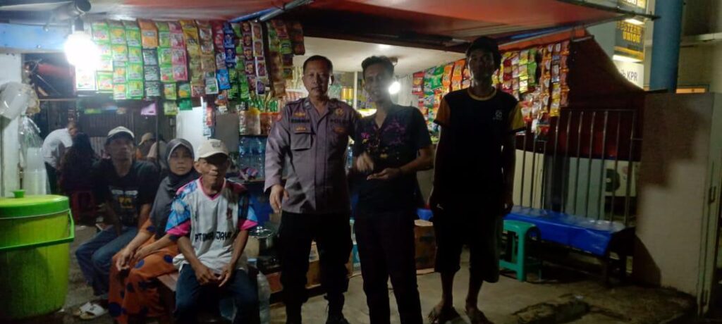 Polsek Labuan Gelar Patroli Malam untuk Tingkatkan Keamanan dan Kenyamanan Masyarakat 10 WhatsApp Image 2024 08 05 at 00.28.35