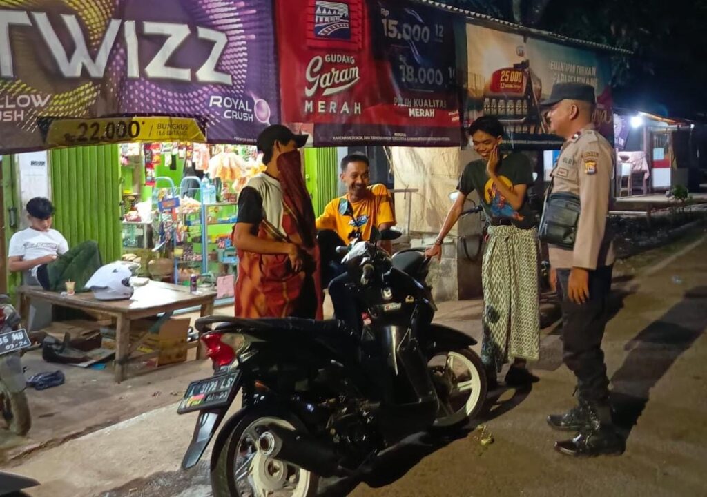 Polsek Cibaliung Polres Pandeglang Gelar Sambang dan Patroli Malam untuk Jaga Kamtibmas 2 WhatsApp Image 2024 08 05 at 03.41.03 1