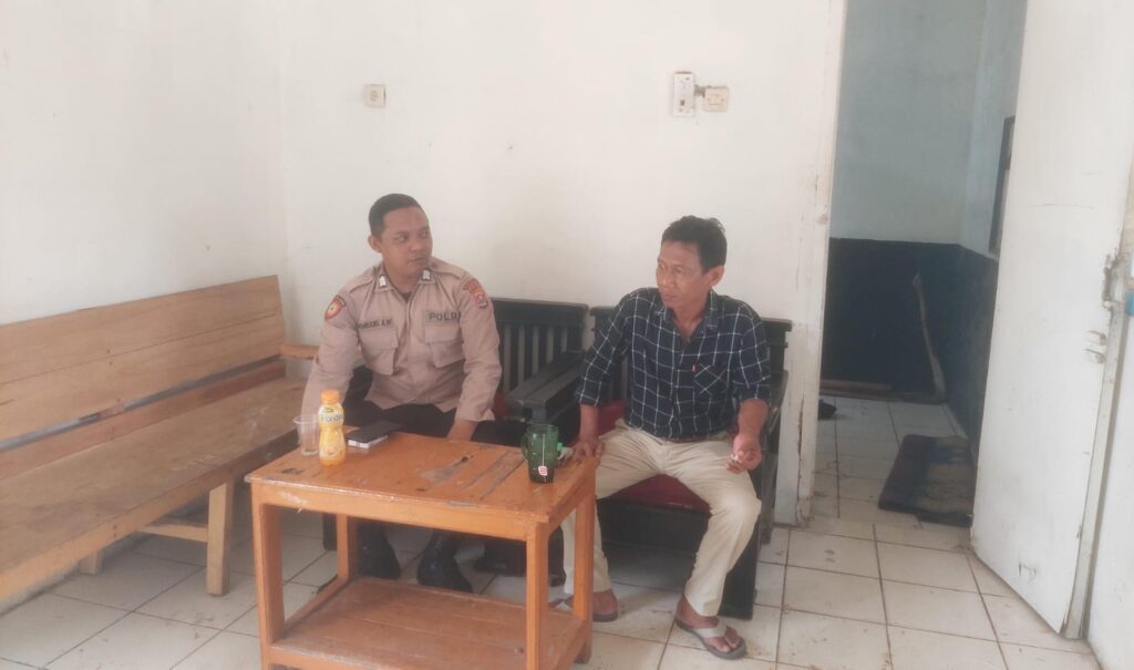 Personil Polsek Carita Bripka Bambang Laksanakan Patroli Sambang ke Tokoh Masyarakat Desa Sukarame 1 WhatsApp Image 2024 08 05 at 04.18.03