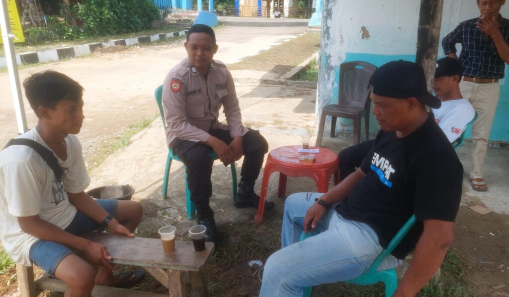 Personil Polsek Carita Bripka Bambang Berdialog dengan Pengelola Pantai Carita 2 WhatsApp Image 2024 08 05 at 04.19.14