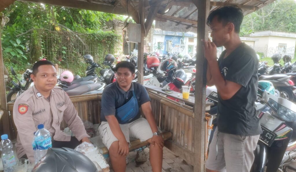 Polsek Carita Laksanakan Patroli dan Himbauan kepada Penjaga Parkir di Pantai Pandan 3 WhatsApp Image 2024 08 05 at 04.20.33