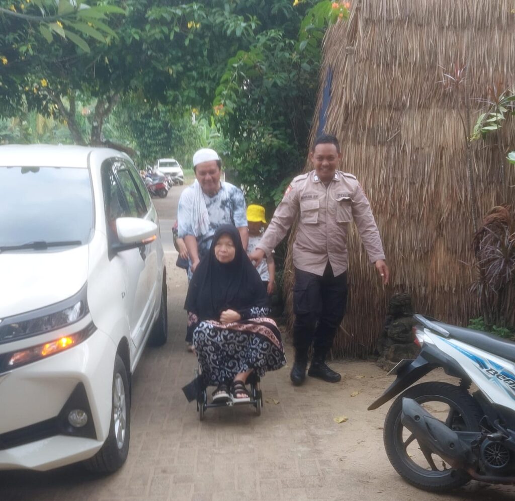 Personil Polsek Carita Bantu Pengunjung Pantai dengan Mendorong Kursi Roda 4 WhatsApp Image 2024 08 05 at 04.22.08