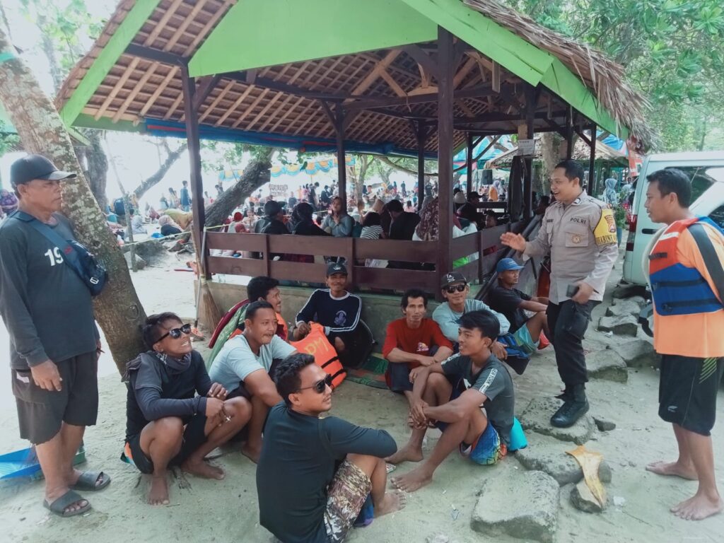 Polsek Carita Laksanakan Patroli Wisata dan Himbauan kepada Penyewa Boat 5 WhatsApp Image 2024 08 05 at 04.23.33