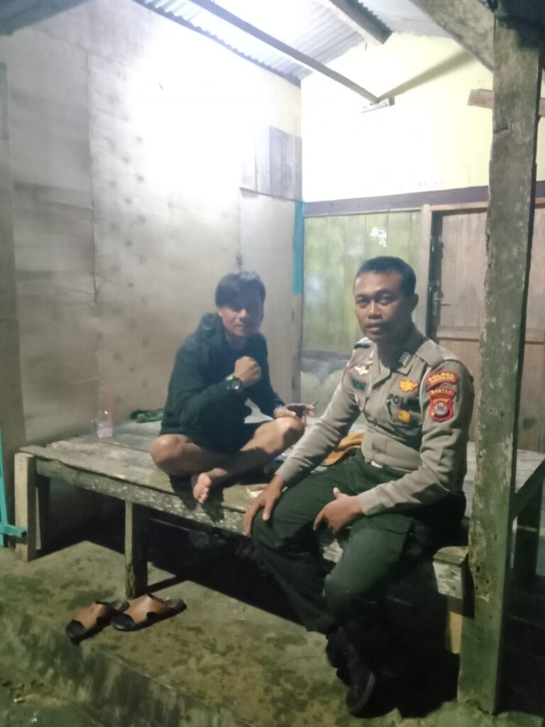 Personil Polsek Carita Bripka Yundar Sambangi Pos Ronda pada Malam Hari 8 WhatsApp Image 2024 08 05 at 04.27.32