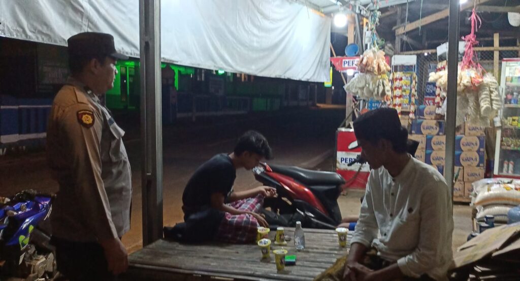 Personil Polsek Bojong Polres Pandeglang Gelar Patroli Malam Hari untuk Mencegah Aksi Kriminalitas 3C 10 WhatsApp Image 2024 08 05 at 06.35.54