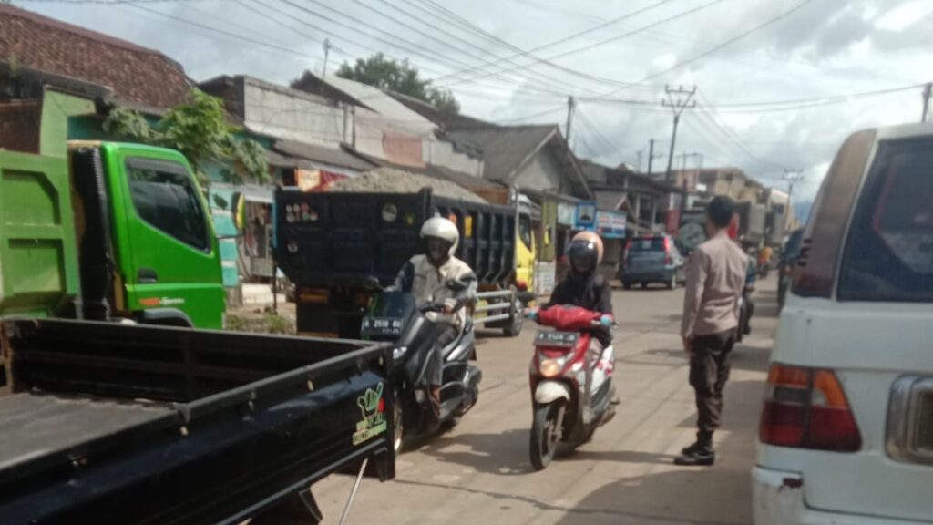 Polsek Bojong Polres Pandeglang Gelar Pengaturan Lalu Lintas di Persimpangan Pasar Bojong 9 WhatsApp Image 2024 08 05 at 10.09.45