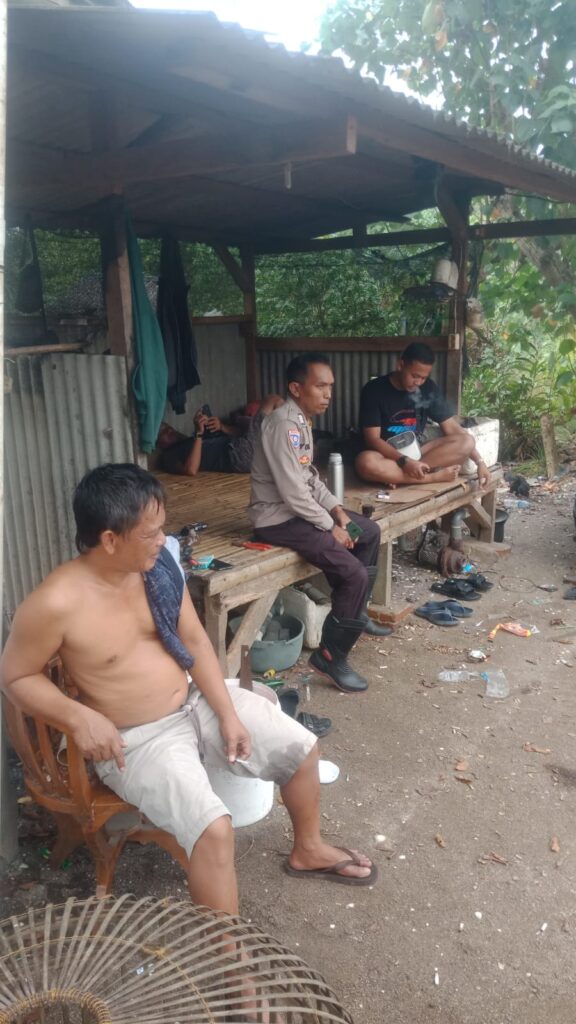 Bhabinkamtibmas Polsek Carita Bripka Yudi Gelar Patroli Dialogis di Desa Carita 1 WhatsApp Image 2024 08 05 at 21.59.35