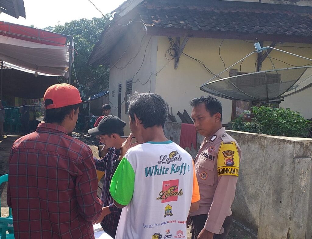 Bripka Yudi dari Polsek Carita Dialog dengan Masyarakat Desa Carita 2 WhatsApp Image 2024 08 05 at 22.02.03