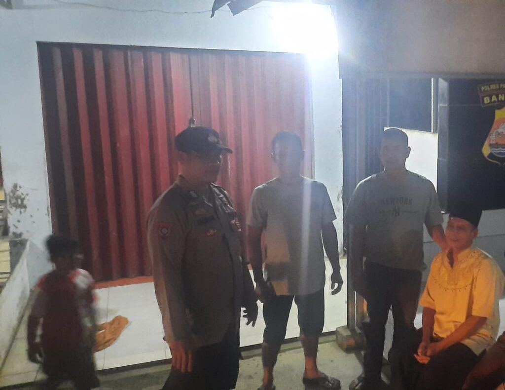 Polsek Picung Tingkatkan Keamanan, Patroli Dialogis dan Cek Pos Ronda di Desa Kolelet 6 WhatsApp Image 2024 08 05 at 22.50.54