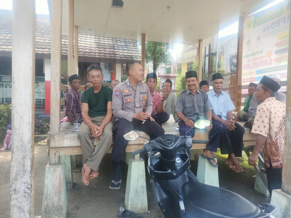 Polsek Pulosari Sambangi Masyarakat Desa Koranji, Mengajak Untuk Turut Serta Dalam Menjaga Kamtibmas 8 WhatsApp Image 2024 08 05 at 23.26.38