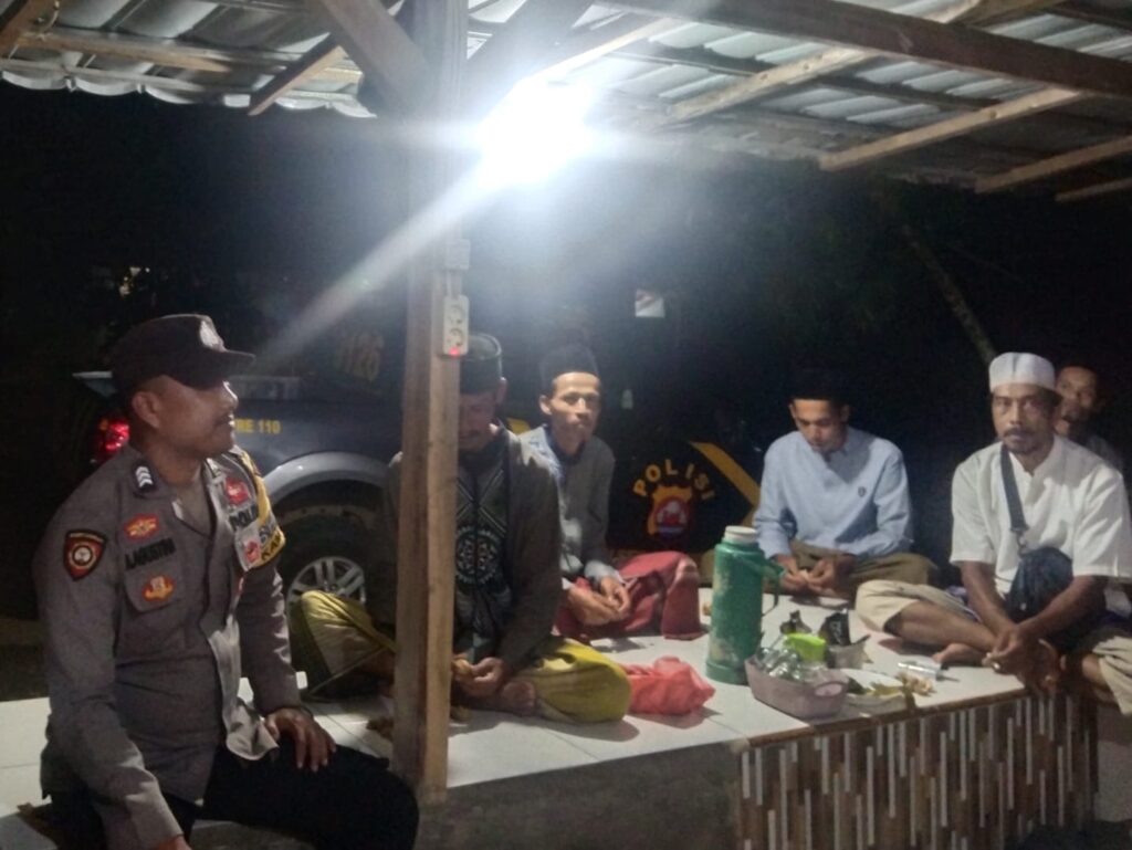 Sambangi Warga Malam Hari, Bhabinkamtibmas Polsek Cimanggu Berikan Pesan Kamtibmas 10 WhatsApp Image 2024 08 05 at 23.28.44