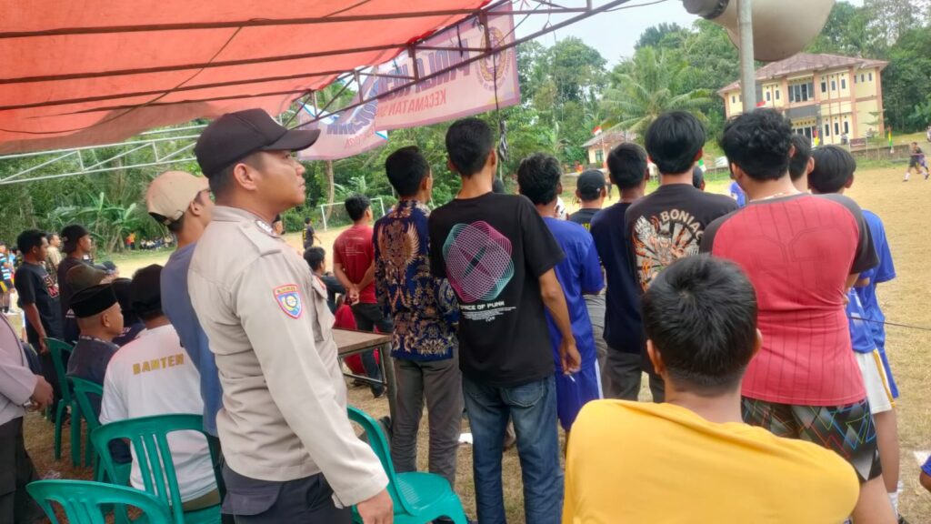 Polsek Munjul Jaga Kondusivitas, Amankan Pertandingan Sepak Bola Antar Desa se-Kecamatan Sindangresmi 1 WhatsApp Image 2024 08 05 at 23.31.14