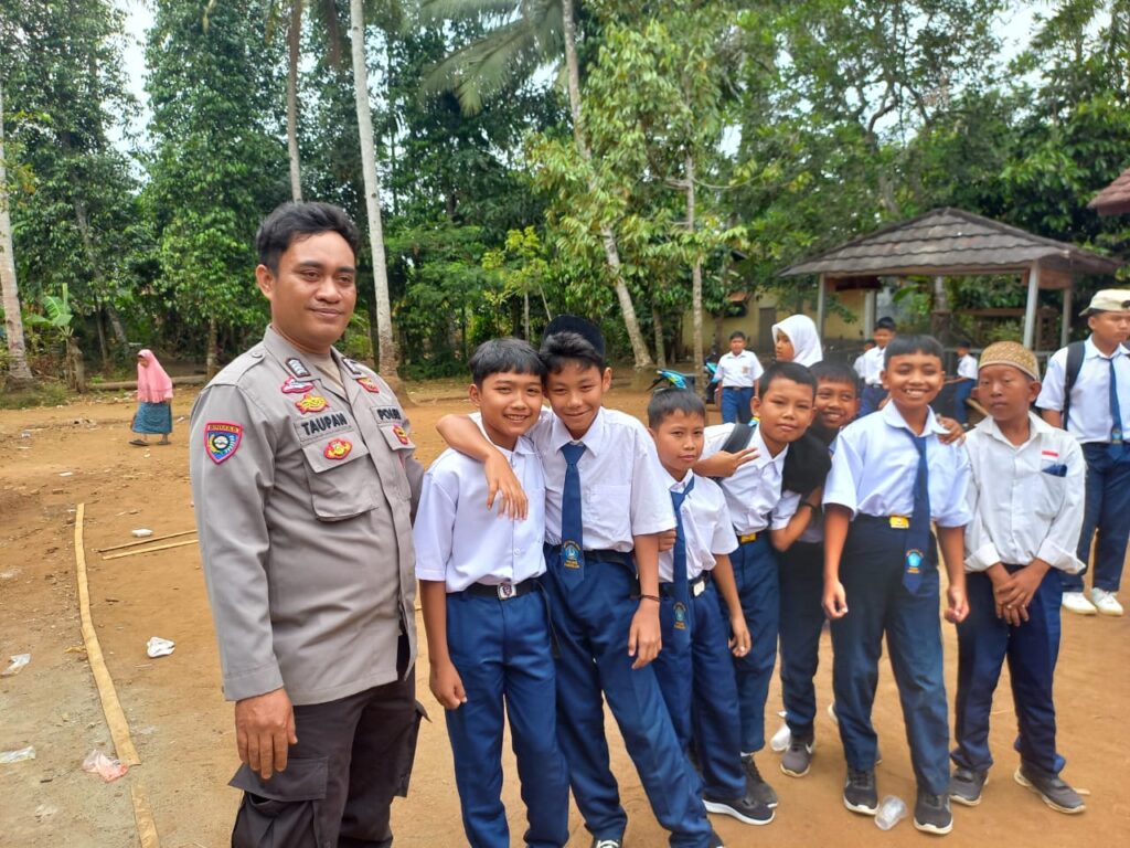 Polsek Picung Hadir di Tengah Masyarakat, Khususnya Kaum Pelajar 2 WhatsApp Image 2024 08 05 at 23.35.36