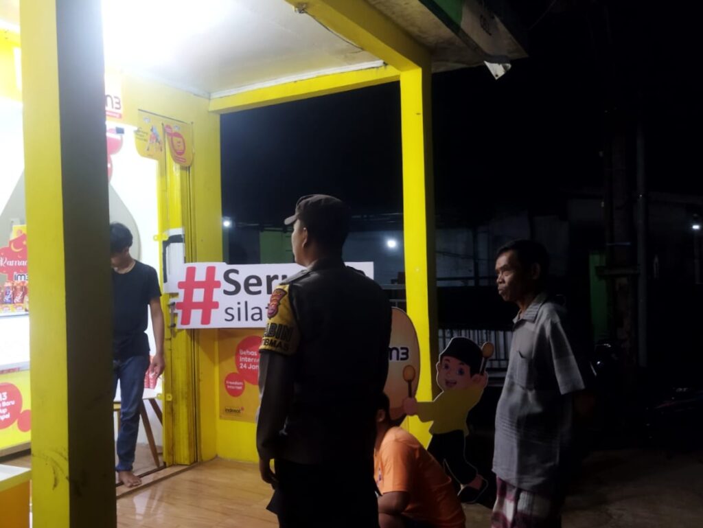 Bhabinkamtibmas Polsek Cimanggu Brigadir Maman Sambangi Pemilik Konter 3 WhatsApp Image 2024 08 05 at 23.42.03