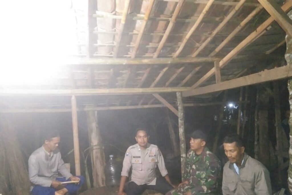 Ciptakan Situasi Kamtibmas Aman dan Kondusif, Poslek Cikedal Gelar Patroli Dialogis 6 WhatsApp Image 2024 08 06 at 00.06.35