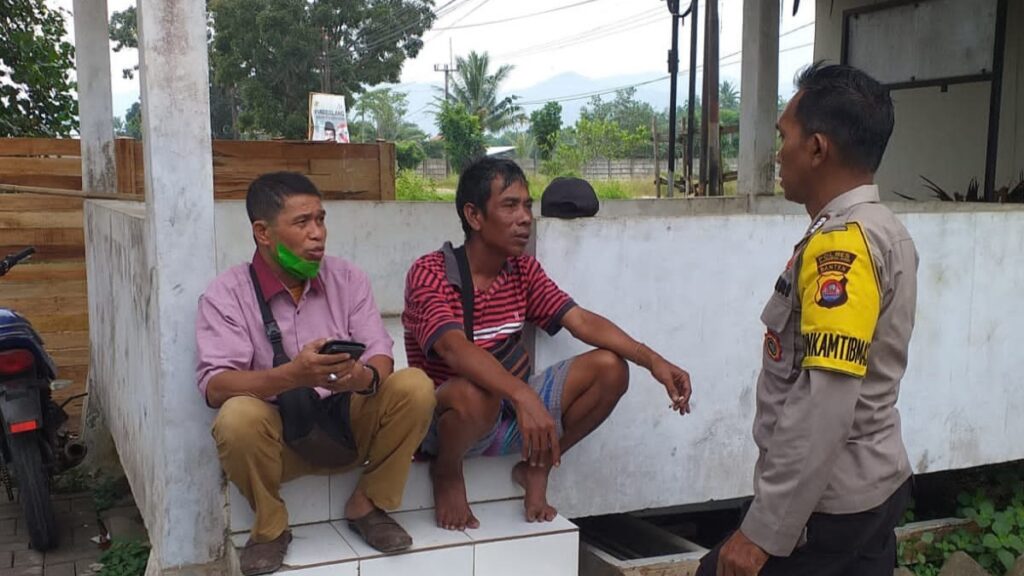 Bripka Yudi dari Polsek Carita Berikan Himbauan kepada Masyarakat Desa Carita 10 WhatsApp Image 2024 08 06 at 05.02.33