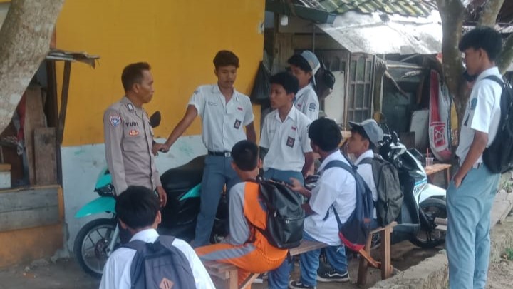 Personil Polsek Carita Laksanakan Patroli dan Beri Himbauan kepada Pelajar pada Jam Pulang Sekolah 1 WhatsApp Image 2024 08 06 at 05.05.06