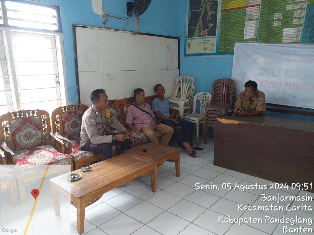 Bhabinkamtibmas Polsek Carita, Bripka Yudi, Sambangi Kantor Desa Banjarmasin 3 WhatsApp Image 2024 08 06 at 05.07.58