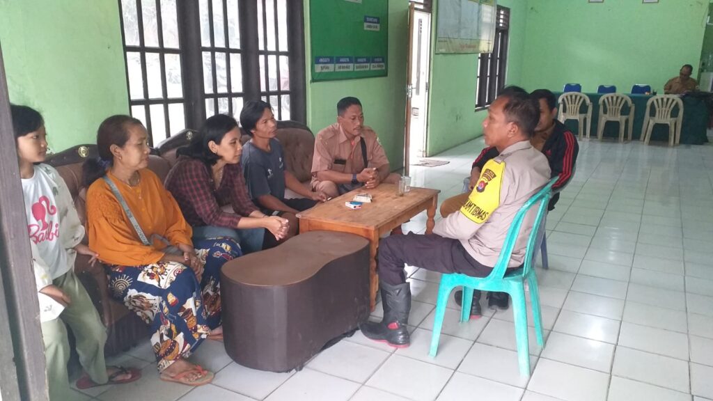 Bhabinkamtibmas Polsek Carita Bripka Yudi Mendengarkan Curhatan Warga di Kantor Desa Carita 4 WhatsApp Image 2024 08 06 at 05.09.29