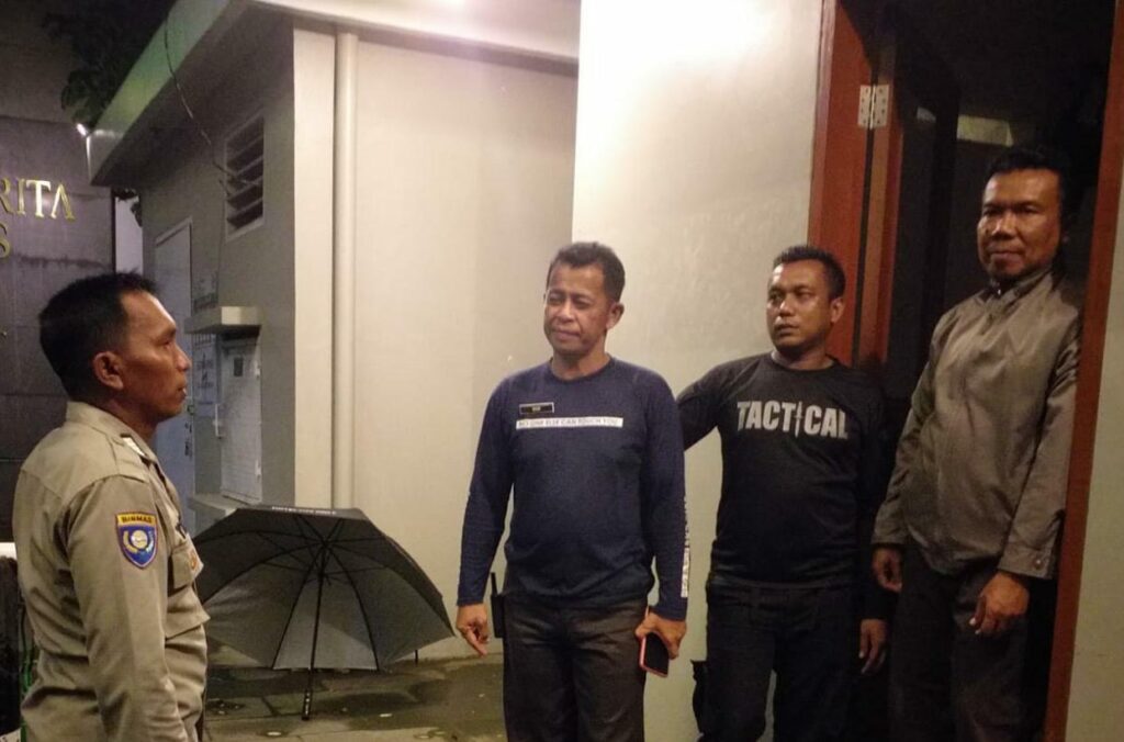 Personil Polsek Carita Bripka Yudi Dialog dengan Satpam Hotel Mutiara Carita Saat Patroli Malam 5 WhatsApp Image 2024 08 06 at 05.13.09