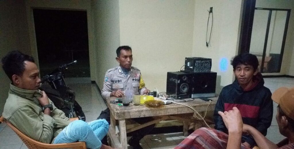 Bripka Yudi dari Polsek Carita Sambangi Warga yang Sedang Ronda Malam di Desa Sukarame 6 WhatsApp Image 2024 08 06 at 05.15.09