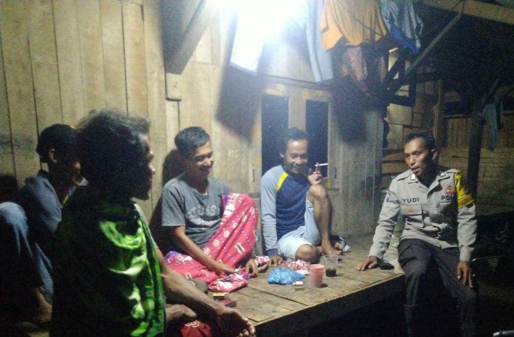 Polsek Carita: Bripka Yudi Bersenda Gurau dengan Masyarakat Saat Dialog di Pos Ronda 7 WhatsApp Image 2024 08 06 at 05.17.37