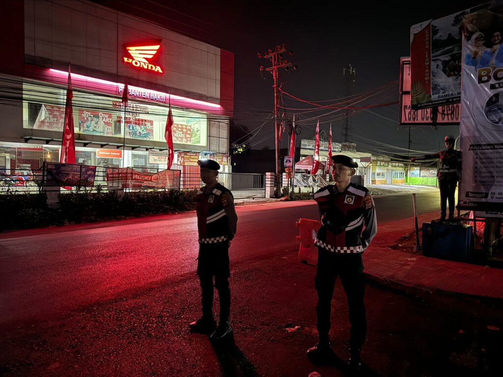 Sat Samapta Polres Pandeglang Gelar Strong Point Malam Hari di Persimpangan Cipacung 7 WhatsApp Image 2024 08 06 at 06.05.36 1