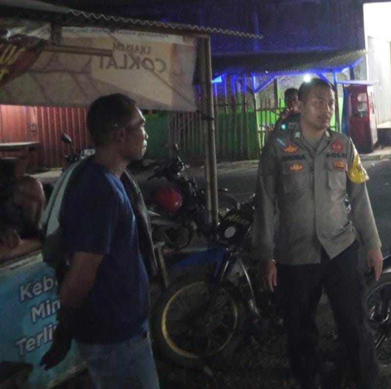 Polsek Cibaliung Gelar Sambang dan Patroli Malam, Ciptakan Rasa Aman dan Nyaman Bagi Warga Masyarakat 8 WhatsApp Image 2024 08 06 at 06.10.52