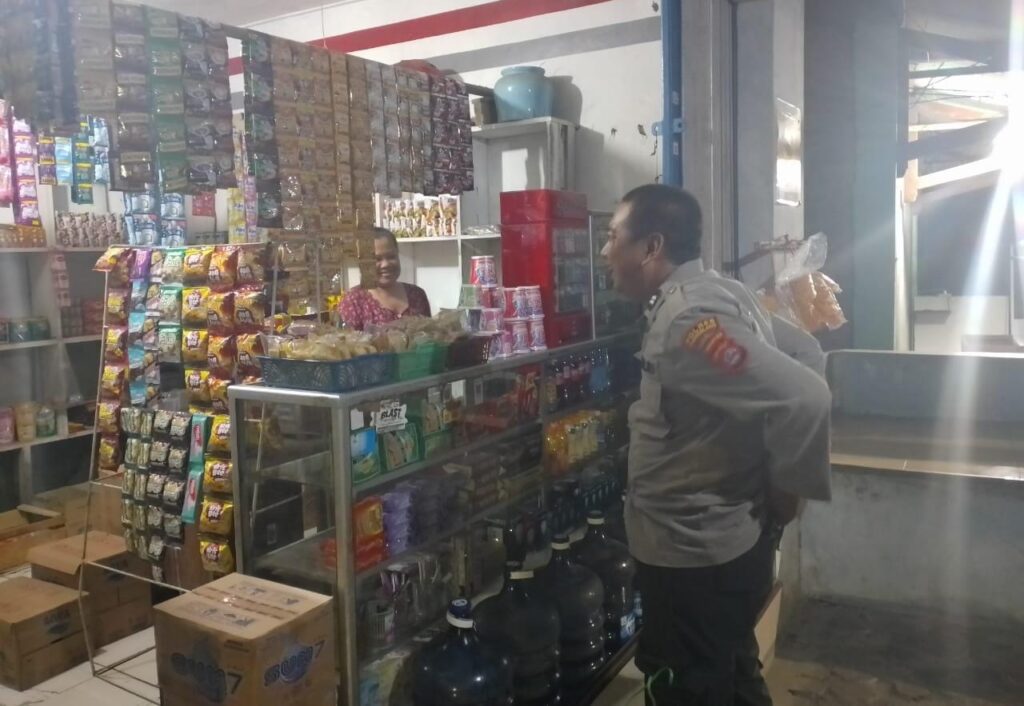 Kanit Samapta Polsek Angsana Polres Pandeglang Aiptu Fikri Pimpin Patroli Dialogis Sasar Pertokoan 1 WhatsApp Image 2024 08 06 at 06.42.25