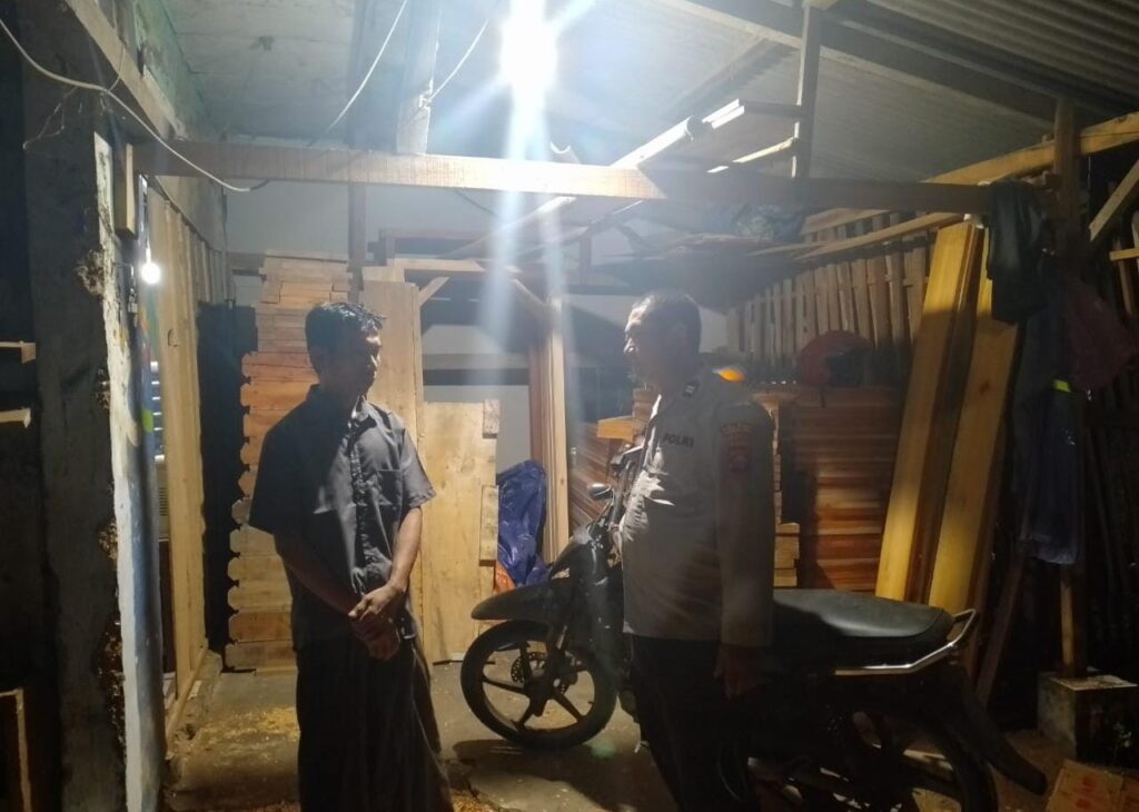 Kanit Samapta Polsek Angsana Polres Pandeglang Aiptu Fikri Pimpin Patroli Dialogis Sasar Pemukiman 2 WhatsApp Image 2024 08 06 at 06.42.37