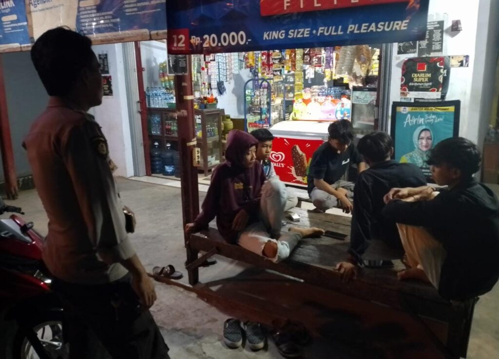 Temui Kumpulan Pemuda Saat Patroli, Ini yang Disampaikan Kanit Samapta Polsek Angsana 3 WhatsApp Image 2024 08 06 at 06.42.49