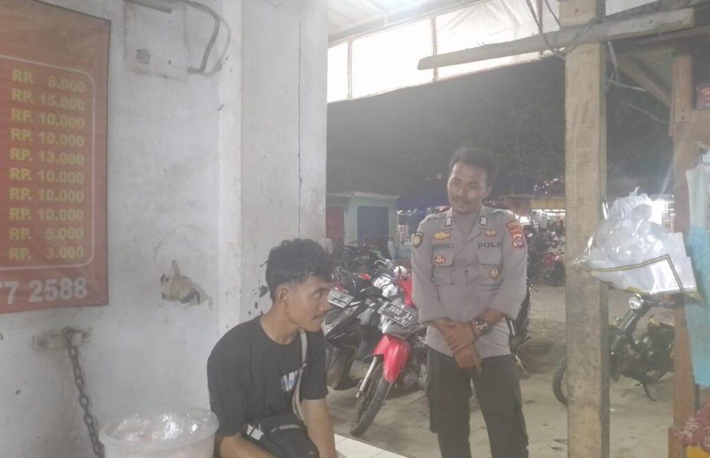 Anggota Piket Polsek Angsana Polres Pandeglang Bripka Subandi Laksanakan Patroli Dialogis 4 WhatsApp Image 2024 08 06 at 06.42.56