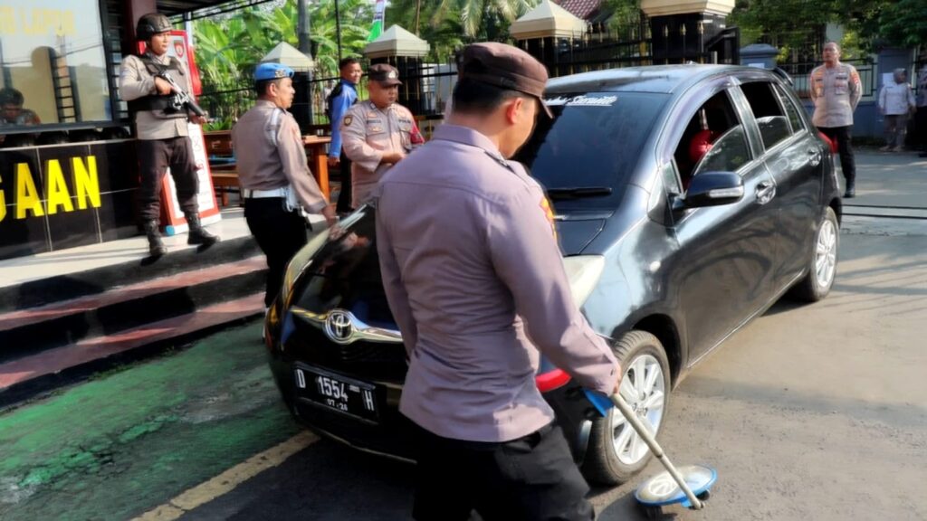 Polres Pandeglang Tingkatkan Keamanan Mako dengan Pemeriksaan Kendaraan 9 WhatsApp Image 2024 08 06 at 08.35.25