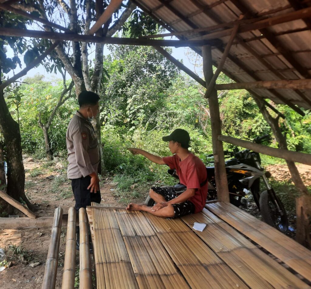 Bhabinkamtibmas Polsek Picung Jalin Keakraban dengan Warga, Ciptakan Kamtibmas Kondusif 5 WhatsApp Image 2024 08 06 at 23.55.39