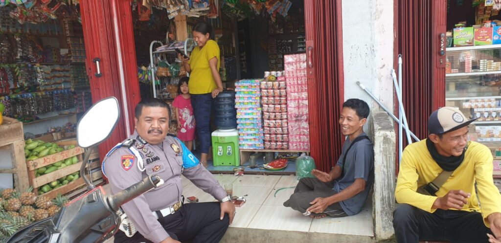 Kanit Propam Polsek Picung Patroli Dialogis di Toko Kelontong Pasar Picung, Tingkatkan Keamanan dan Kemitraan 6 WhatsApp Image 2024 08 06 at 23.55.56