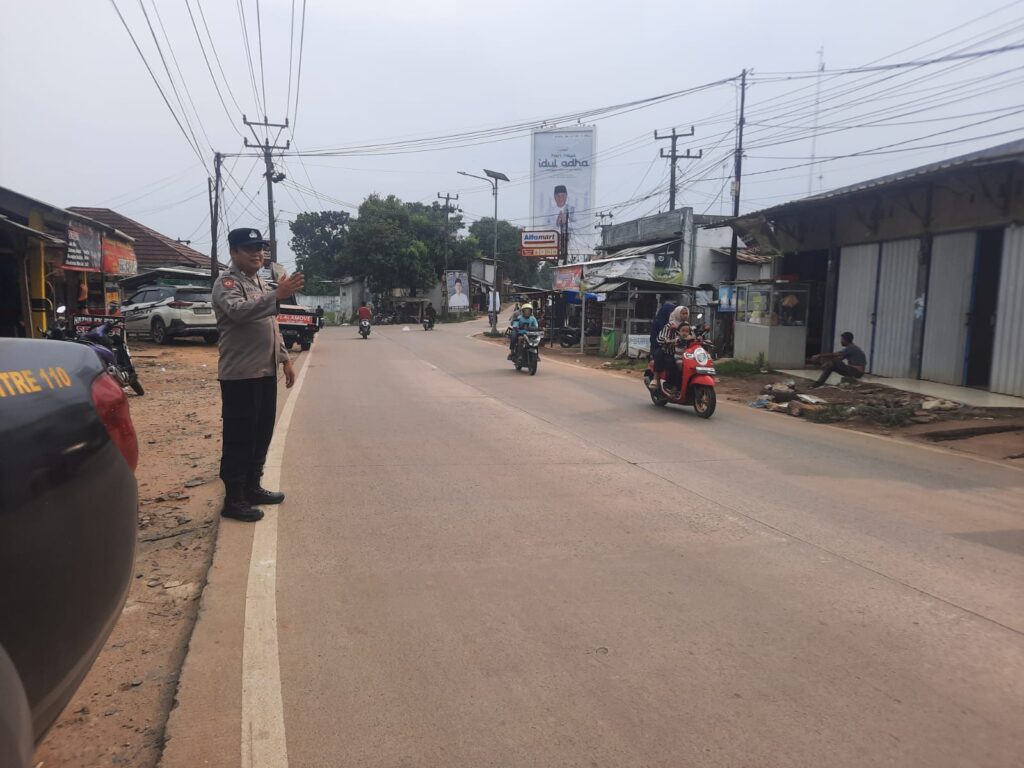 Polsek Picung Gelar Strong Point Pengaturan Lalu Lintas Cegah Kemacetan 7 WhatsApp Image 2024 08 06 at 23.56.40