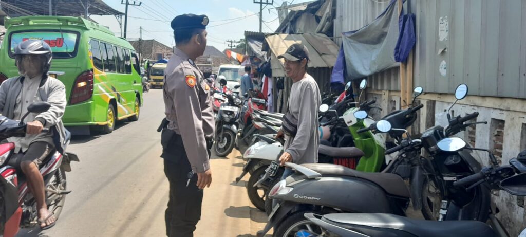 Kanit Samapta Polsek Picung Melaksanakan Patroli Dialogis Ke Petugas Parkir Pasar Picung 9 WhatsApp Image 2024 08 06 at 23.57.46