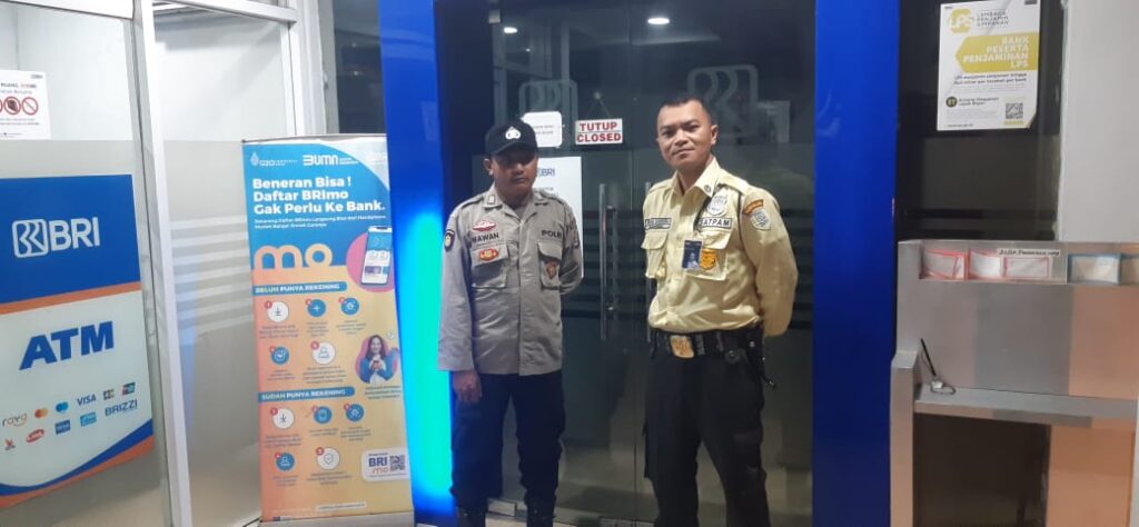 Polsek Picung Menggelar Kegiatan Patroli Malam di Pertokoan, Pasar dan Kantor Bank 10 WhatsApp Image 2024 08 06 at 23.58.06