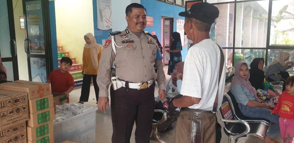 Patroli Dialogis, Kanit Propam Polsek Picung Mendatangi Puskesmas Picung Memberikan Rasa Nyaman Kepada Pasieun 1 WhatsApp Image 2024 08 06 at 23.58.20