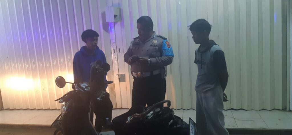 Polsek Picung Menggelar Patroli Dialogis Mencegah Balap Liar di Wilayah Picung 2 WhatsApp Image 2024 08 06 at 23.58.32
