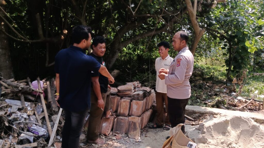 Polsek Carita Melaksanakan Patroli Sambang ke Tokoh Pemuda Desa Banjarmasin 5 WhatsApp Image 2024 08 07 at 05.24.57