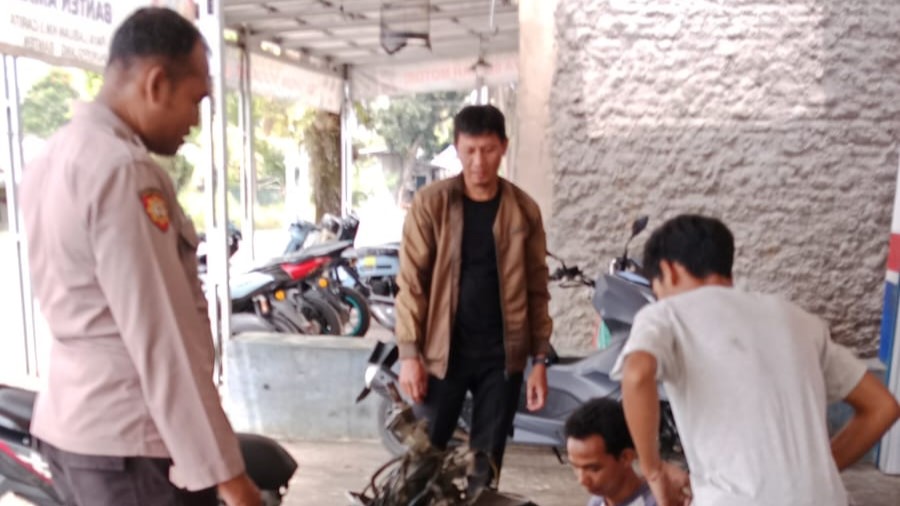 Polsek Carita Mengunjungi Bengkel Motor Warga untuk Meningkatkan Kewaspadaan 8 WhatsApp Image 2024 08 07 at 05.31.04