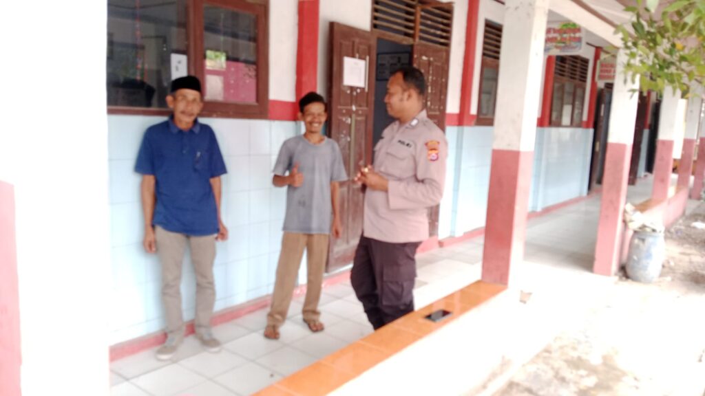 Kanit Binmas Polsek Carita, Melaksanakan Sambang ke Sekolah dan Himbau Guru untuk Mencegah Kenakalan Remaja 9 WhatsApp Image 2024 08 07 at 05.35.32