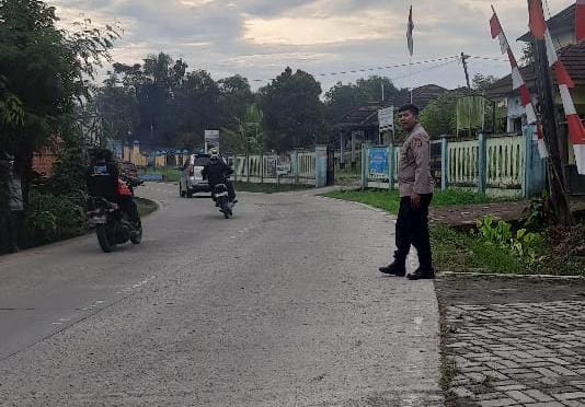 Anggota Piket Polsek Angsana Polres Pandeglang Bripka Prajawanto Laksanakan Strongpoint Sore 5 WhatsApp Image 2024 08 07 at 06.38.15