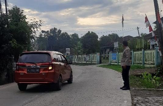 Cegah Laka Lantas, Anggota Piket Polsek Angsana Laksanakan Strongpoint 6 WhatsApp Image 2024 08 07 at 06.38.25