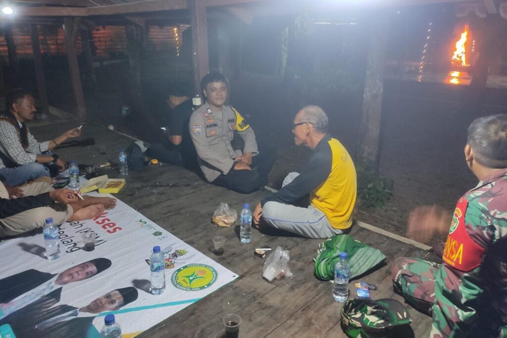 Bhabinkamtibmas Polsek Angsana Sambangi Masyarakat Desa Padaherang dan Sampaikan Pesan Kamtibmas 9 WhatsApp Image 2024 08 07 at 06.39.21